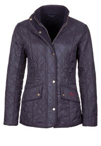 Prošívaná námořnická bunda vyrobená z lehkého materiálu, s vysokým límcem, drukovými zapínáními, dvěma předními kapsami a logem značky v červené barvě.