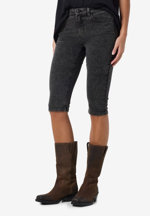 NMTEXAS SKINNY LONG CAPRI - Džinsa auduma šorti - black denim