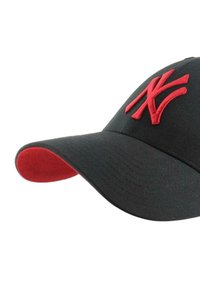 Gorra de béisbol negra con un logotipo bordado en rojo "NY". Presenta un visor curvado con el reverso rojo. Fabricada con tela texturizada para mayor durabilidad.