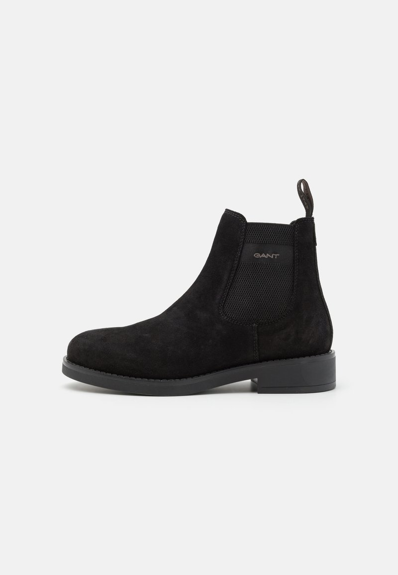 Schwarze Wildleder-Stiefelette mit elastischen seitlichen Einsätzen, einer Zuglasche, runder Zehenpartie und einer flachen Gummisohle für Stabilität. GANT-Logo an der Seite.