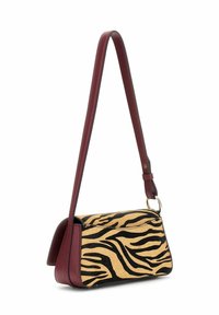 Petit sac à main avec un motif rayé tigre brun et noir sur le devant, des côtés en cuir bordeaux et une bandoulière réglable. Accents en métal doré.