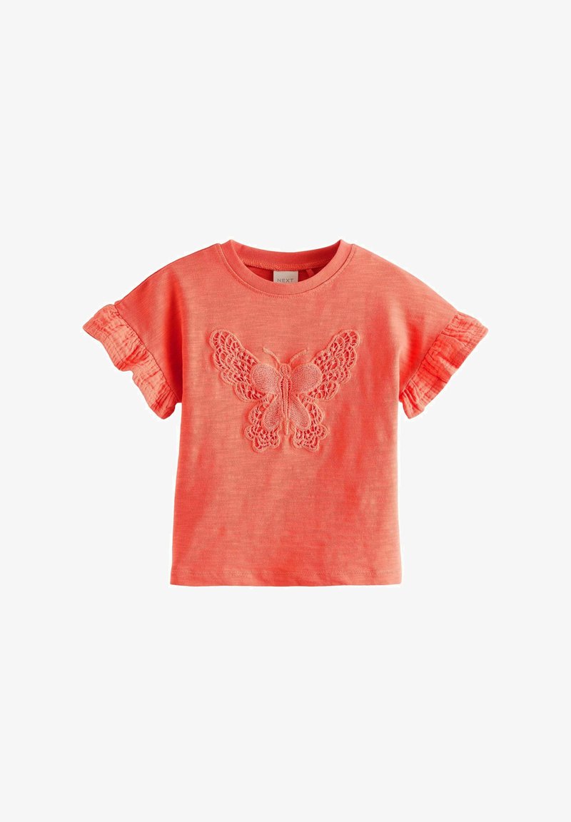 Koralfärgad t-shirt med korta ärmar, tillverkad av mjukt material och med broderad fjärilsdesign samt volangärmar.