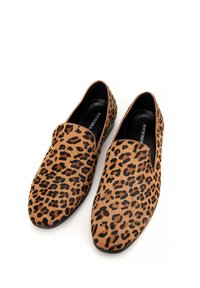 Ploché boty s leopardím potiskem, které mají hnědo-černou barevnou kombinaci, měkký texturovaný povrch, zaoblenou špičku a nízkoprofilový design.