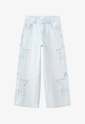 Jasnoniebieskie szerokie jeansy z denimu z naszywkami w kształcie gwiazd po bokach. Postrzępione krawędzie podkreślają unikalny design.