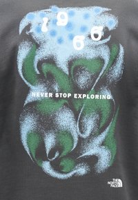 Abstraktūs mėlyni ir žali formos su baltais skaičiais ir tekstu „Never Stop Exploring“, North Face logotipas ant tamsaus fono.