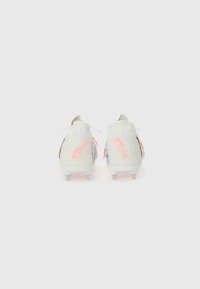 Weiße Fußballschuhe mit bunten Akzenten und strukturiertem Finish, ausgestattet mit einem hohen Knöeldesign, auffälliger Markenkennzeichnung und konischen Stollen.