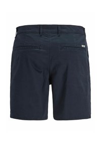 Σκούρα μπλε ανδρικά σορτς με θηλιές για ζώνη, δύο πίσω τσέπες με κουμπιά και μία μικρή μεταλλική ταμπελίτσα με το λογότυπο στην δεξιά τσέπη.