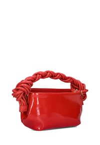 Rode handtas met een glanzende afwerking, voorzien van een gevlochten leren handvat. Compact ontwerp met een ritssluiting en een soepele textuur.