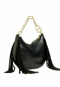 Borsa nera in pelle dalla forma tondeggiante, con lunghe frange nere decorative e manico in catena dorata. Chiusura con zip sulla parte superiore.