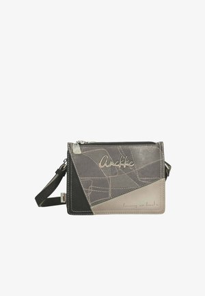 Kleine Umhängetasche mit abstraktem geometrischem Muster, Anekke-Logo, Reißverschluss oben und verstellbarem Schultergurt in gedämpften Beige- und Grautönen.
