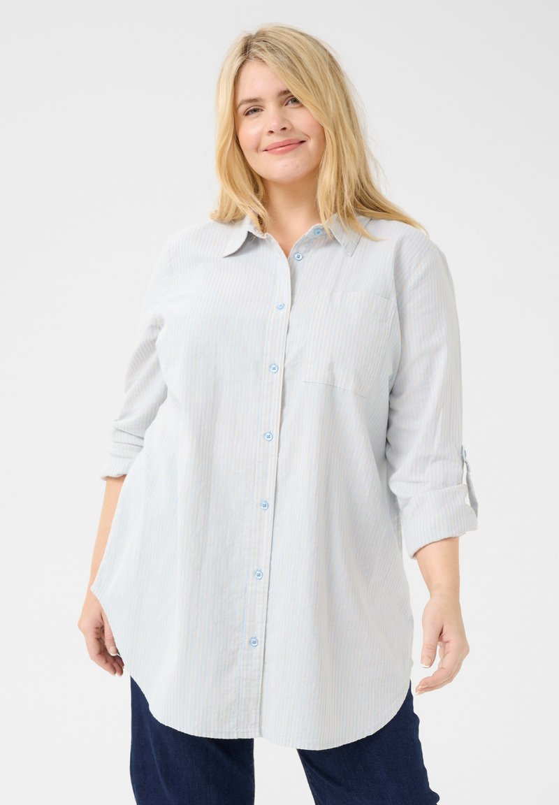 Chemise à rayures bleu clair et blanche à boutons, avec un col, une poche poitrine, des poignets retroussés et un ourlet arrondi. Fabriquée en tissu doux et léger.