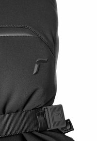 Schwarzer Rucksack aus glattem Nylonstoff, mit strukturierten Akzenten, einem Riemen mit einem Plastikverschluss und einem markanten, auf die Seite geprägten schwarzen Logo.