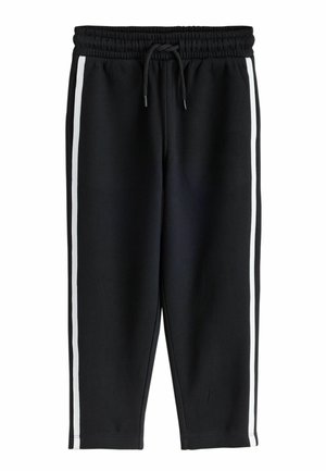 Pantaloni de trening negri cu talie elastică, șnur și dungi albe care se întind pe părțile exterioare ale picioarelor.