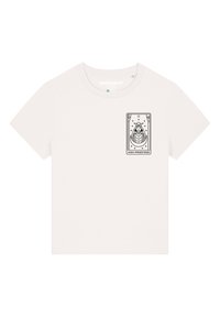 Witte katoenen t-shirt met een zwarte afdruk van een figuur op een tarotkaart met het label "HOOGPRIesteres." Korte mouwen en een ronde halslijn.