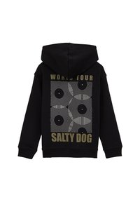 Melnā kapuce ar priekšējo kabatu; aizmugurē ir apļa dizains ar baltiem un zeltītiem uzrakstiem "WORLD TOUR SALTY DOG".