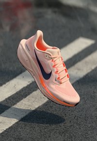 Nike Performance AIR ZOOM PEGASUS 41 - Hardloopschoenen voor op de weg - crimson tint/gridiron/washed coral/total orange