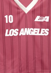 Maroone basketballtrøje med lodrette striber, hvid V-hals kant, nummer 10, "LOS ANGELES" tekst og LA-logo med en globus på brystet.