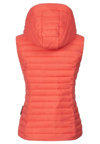 Gevoerde vest in levendig koraal, met een capuchon, verticale quilting en een aansluitende pasvorm. Gladde textuur zonder zichtbare hardware of accenten.