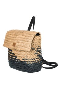 Zaino in paglia intrecciata con una sfumatura di colore tan e blu scuro, dotato di un cappuccio pieghevole e spallacci regolabili in tessuto nero.