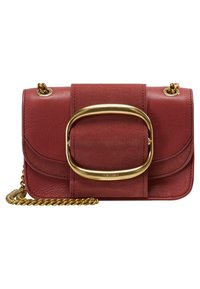 Röd läderaxelväska med detaljer i guldfärgad metall, rektangulär form, texturerad framflik och kedjerem.