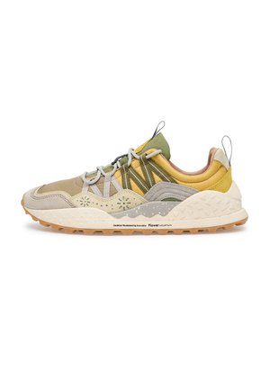 Baskets multicolores beige, jaune et vert avec semelle texturée, découpes florales et lacets, conçues pour une utilisation en extérieur ou décontractée.