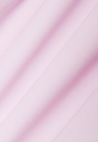 Tissu rose pâle doux tissé avec une fine texture et de légers plis créant des ombres et des reflets diagonaux.