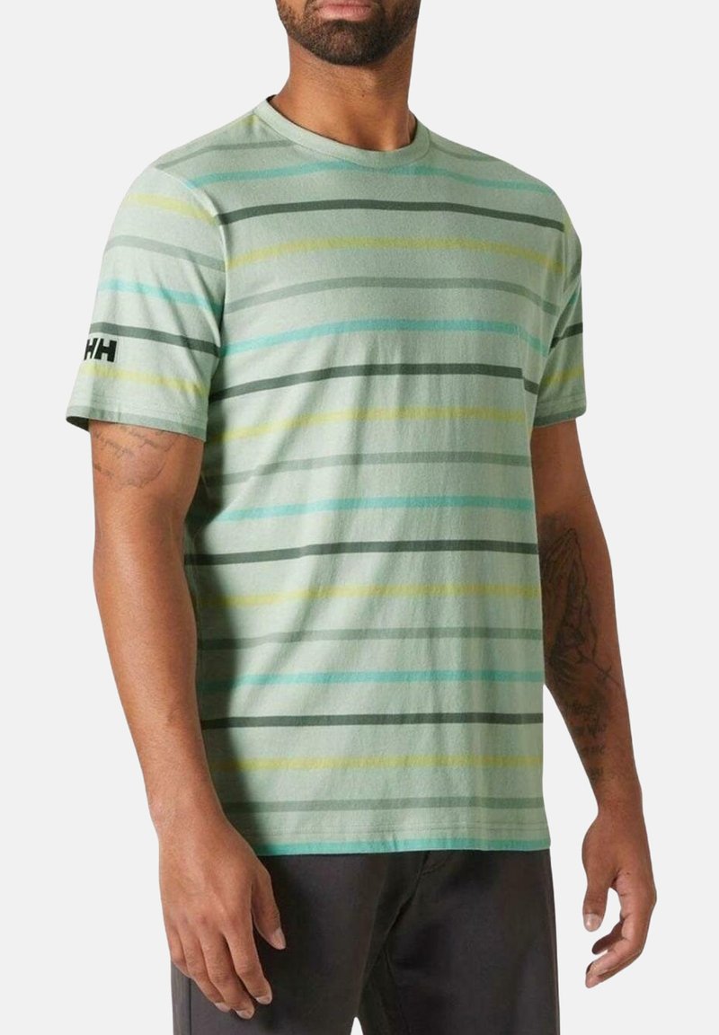 Camiseta de manga corta verde claro con rayas horizontales en verde oscuro, amarillo y azul. Presenta un cuello redondo y un logo en la manga.