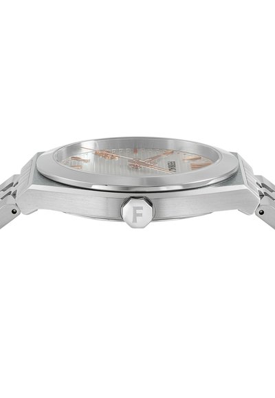 Silberne Edelstahl-Uhr mit einem strukturierten hellgrauen Zifferblatt, roségoldenen Stundenmarkierungen und einer auffälligen Krone mit einem "F"-Logo.