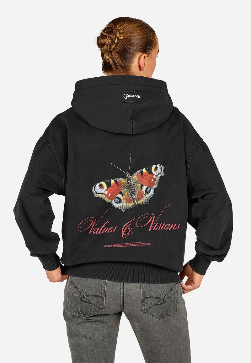 Sweatshirt preto com um grande design de borboleta nas costas, com o texto "Valores & Visões" abaixo. Tecido suave, corte relaxado, punhos com nervuras.