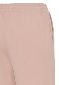 Hellrosa Jogginghose mit elastischem Bund, glatter Textur und Seitentaschen. Einfaches Design ohne sichtbare Muster oder Applikationen.