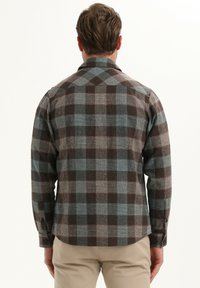 Bruine en blauwe geruite shirt van stof, met een kraag, lange mouwen en knoopmanchetten, in een getailleerde pasvorm met een rug yoke-detail.