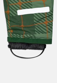 Groene short met een patroon van strepen en oranje stiksels. Voorzien van een zwarte elastische trekkoord met een verstelbare togglesluiting.