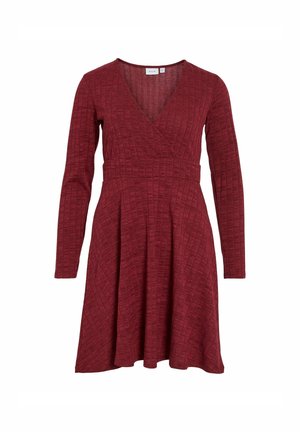 Bordeauxfarbenes Kleid mit langen Ärmeln, V-Ausschnitt und strukturiertem Muster. Ausgestellter Rock und enganliegendes Oberteil, aus einem weichen, dehnbaren Material gefertigt.