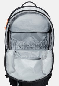 Fekete hátizsák belseje szürke béléssel, mely egy nagy rekesszel, hálós zsebekkel és egy kisebb cipzáras zsebbel rendelkezik a rendezett tárolás érdekében.
