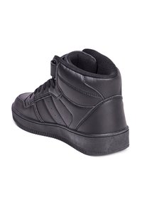 Zwarte high-top sneakers van soepel leer, met een gewatteerde kraag, vetersluiting, rubberen zool en schuine zijkeuren.