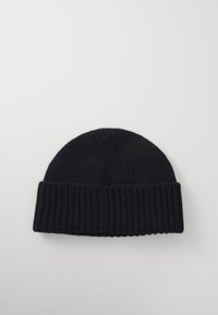Cappello beanie lavorato a maglia nera con polsino a coste, caratterizzato da una texture liscia e un design a cupola arrotondata. Adatto per essere indossato in climi freddi.