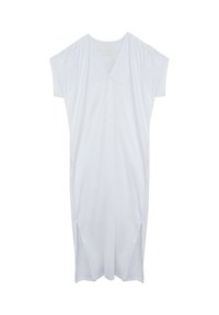 Biała sukienka krótko rękawowa z dekoltem w serek, z bocznymi rozporkami i lekką, gładką fakturą. Prosty krój, długość do kolan.