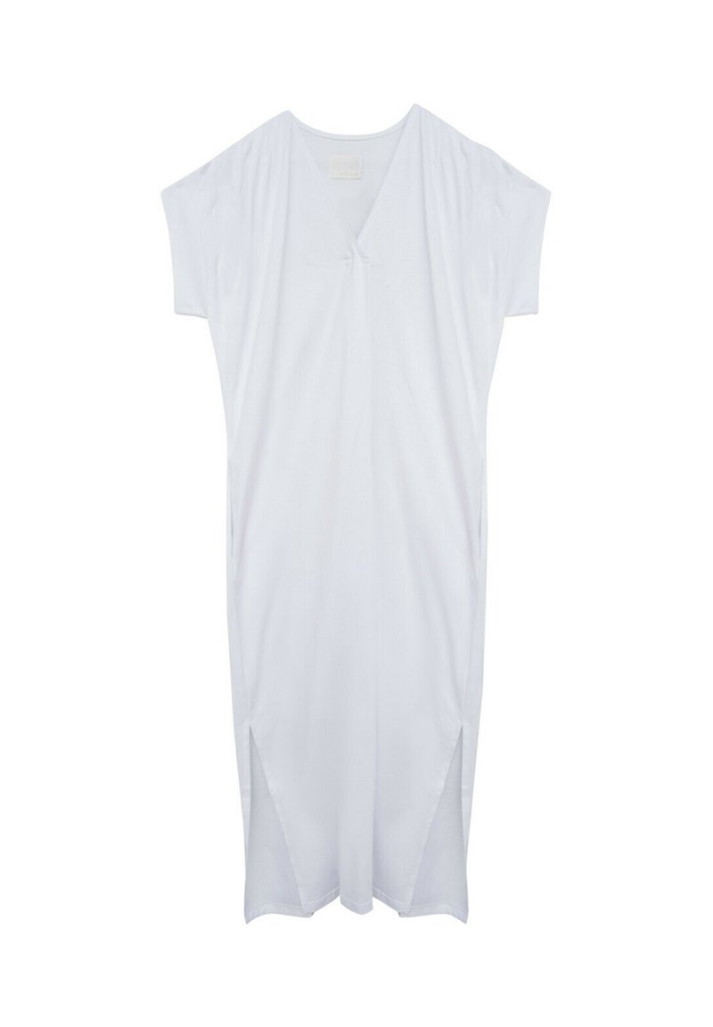 Biała sukienka krótko rękawowa z dekoltem w serek, z bocznymi rozporkami i lekką, gładką fakturą. Prosty krój, długość do kolan.