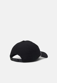 Gorra de béisbol negra hecha de tela, con visera curva, correa ajustable en la parte posterior y una textura suave con costuras visibles.