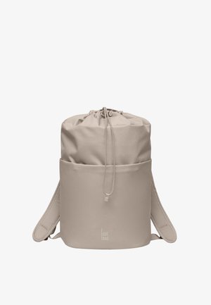 Zaino beige con coulisse, spallacci imbottiti e tasca frontale, con logo "GOT BAG" al centro in basso.