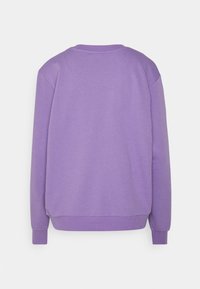 Sudadera de algodón morada con cuello redondo, mangas largas y puños acanalados. Textura suave con detalles mínimos, enfocándose en el color sólido.