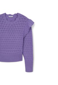 Lila gestrickter Pullover mit einem strukturierten Muster, geripptem Saum und Rüschendetail an einer Schulter. Weiches Material mit taillierter Passform.
