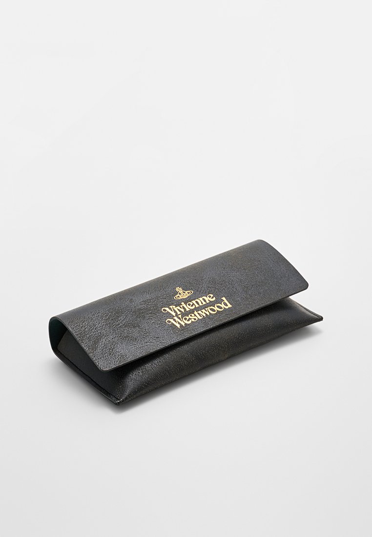 Czarny skórzany portfel o teksturowanym wykończeniu. Zawiera złote logo "Vivienne Westwood" oraz zapięcie na klapkę. Prostokątny kształt, kompaktowy design.