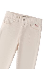Lichtbeige corduroy broek met verticale ribbels, voorkruiken, een knoopsluiting en een label op de tailleband.