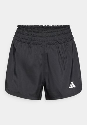 Czarne sportowe spodenki z marszczonym pasem, z białym logo z przodu u dołu. Wykonane z lekkiego, gładkiego materiału.