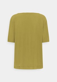 Haut olive à manches courtes avec un col rond, coupe légèrement ample et ourlet droit. Tissu doux avec une texture lisse.