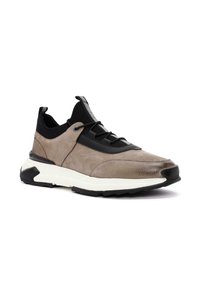 Chaussures de sport avec une tige en cuir gris clair, des accents noirs et une semelle blanche rembourrée. Possède des lacets et une finition texturée.