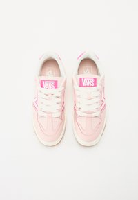 Lyserøde sneakers med hvide snører, der har en glat læderoverdel, kontrasterende lyserøde accenter og en tekstureret gummisål for godt greb.