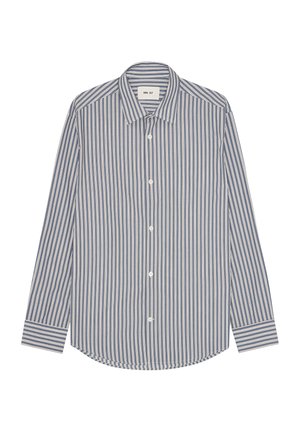 Herenoverhemd met lange mouwen en knoopsluiting, met verticale strepen in blauw, wit en beige en een klassieke kraag, plat neergelegd tegen een witte achtergrond.