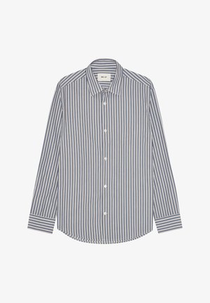 Herenoverhemd met lange mouwen en knoopsluiting, met verticale strepen in blauw, wit en beige en een klassieke kraag, plat neergelegd tegen een witte achtergrond.